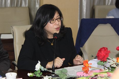 圖片包含 室內(nèi), 人(rén), 桌子(zǐ), 窗(chuāng)簾
描述已自(zì)動生(shēng)成