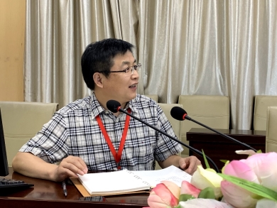 男(nán)人(rén)拿(ná)著(zhe)筆(bǐ)記本電(diàn)腦(nǎo)的(de)桌子(zǐ)前

描述已自(zì)動生(shēng)成